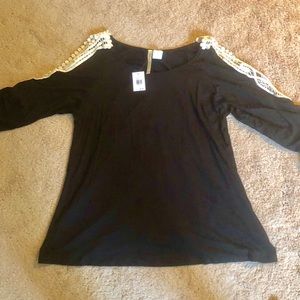Bundle 4 for 10$: NWT Black Cold Shoulder Shirt